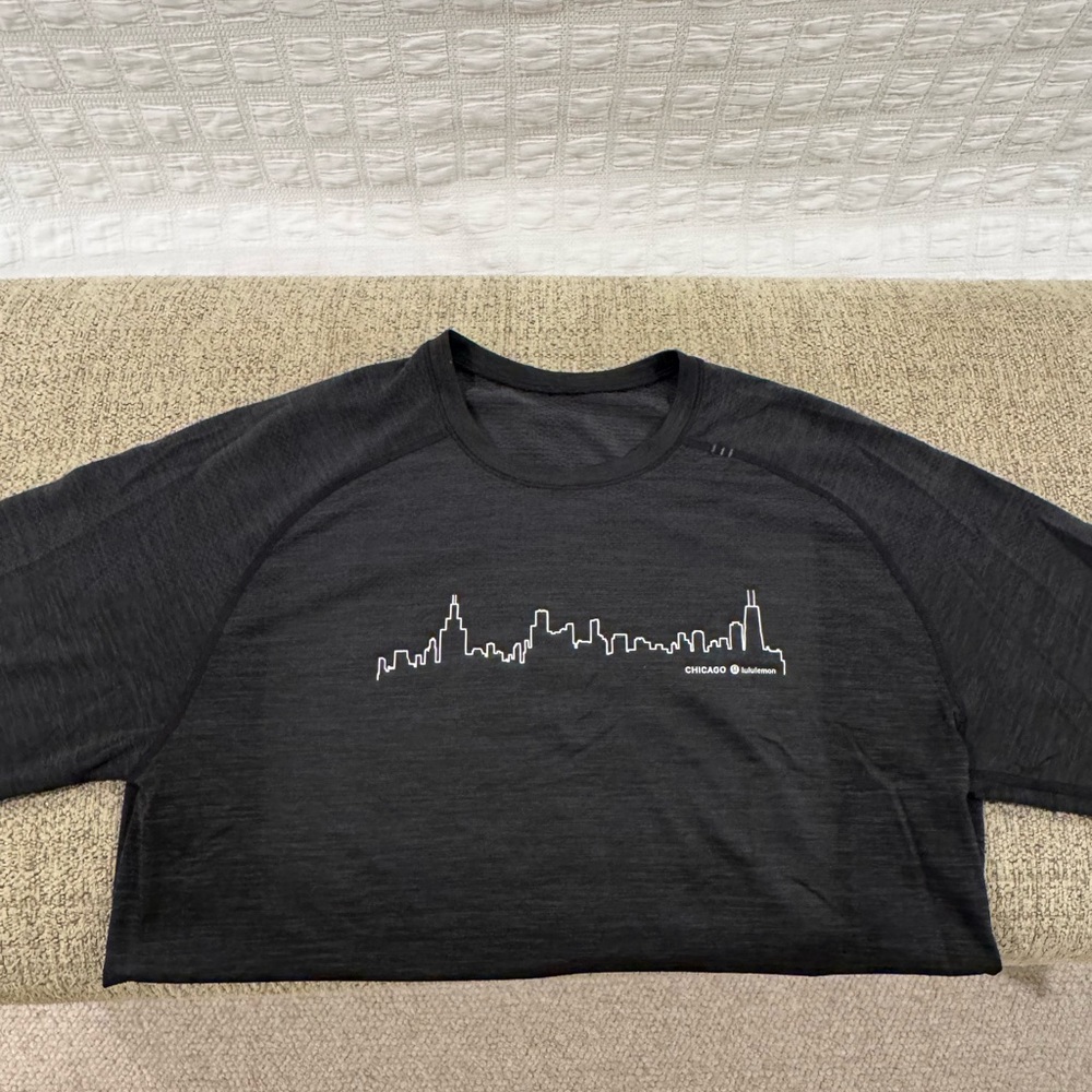 Lululemon Men’s Metal Vent LS shirt - Chicago edition, size L